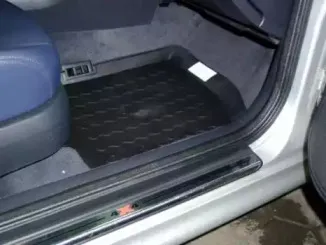 Резиновый коврик с защитными бортами CARBOX купить